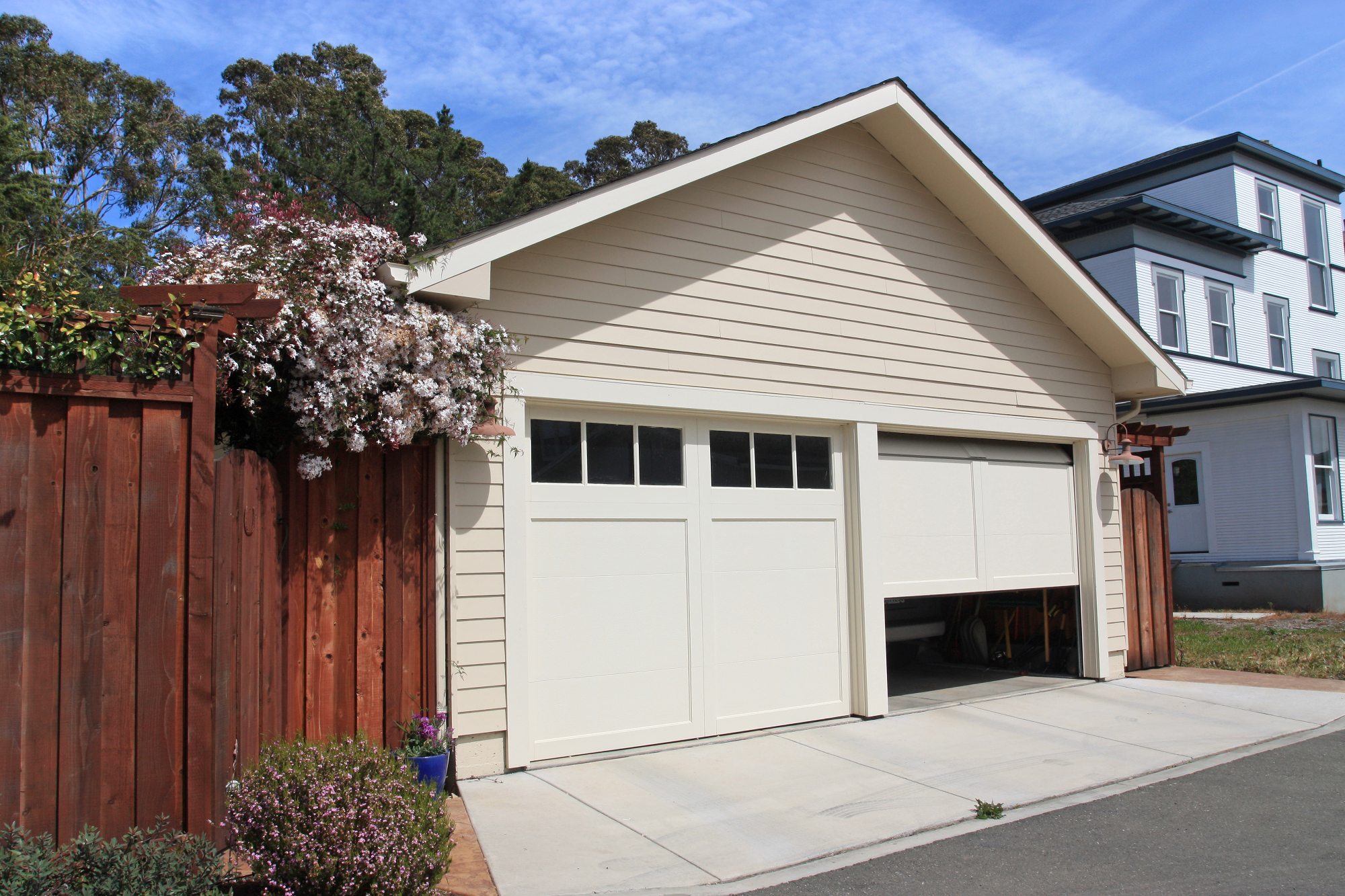 Praktična garažna vrata za selitev